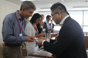 Before we met with the mayor, we exchanged business cards with important officials.